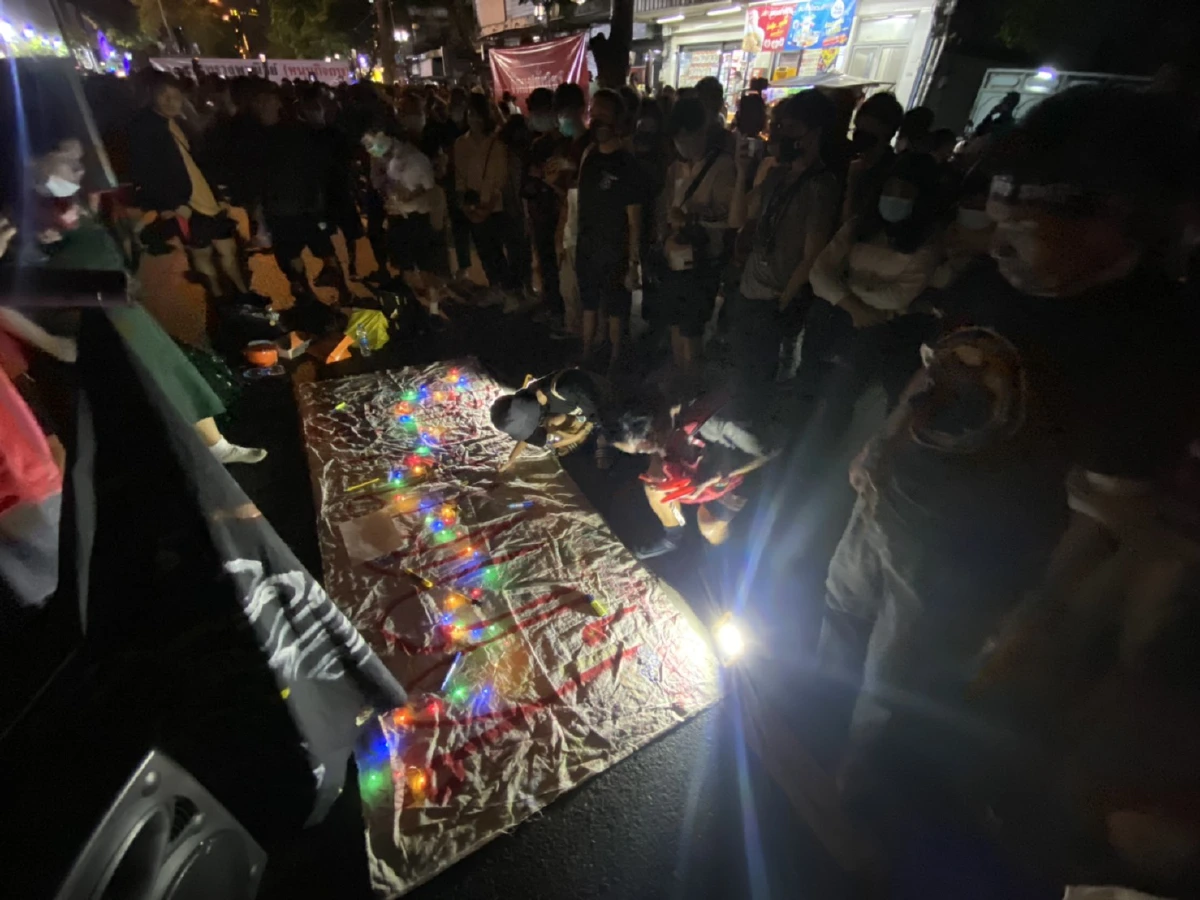 ภาพชุดม็อบราษฎรที่สีลม "โชว์ศิลปะ-แฟชั่นสะท้อนการเมือง"