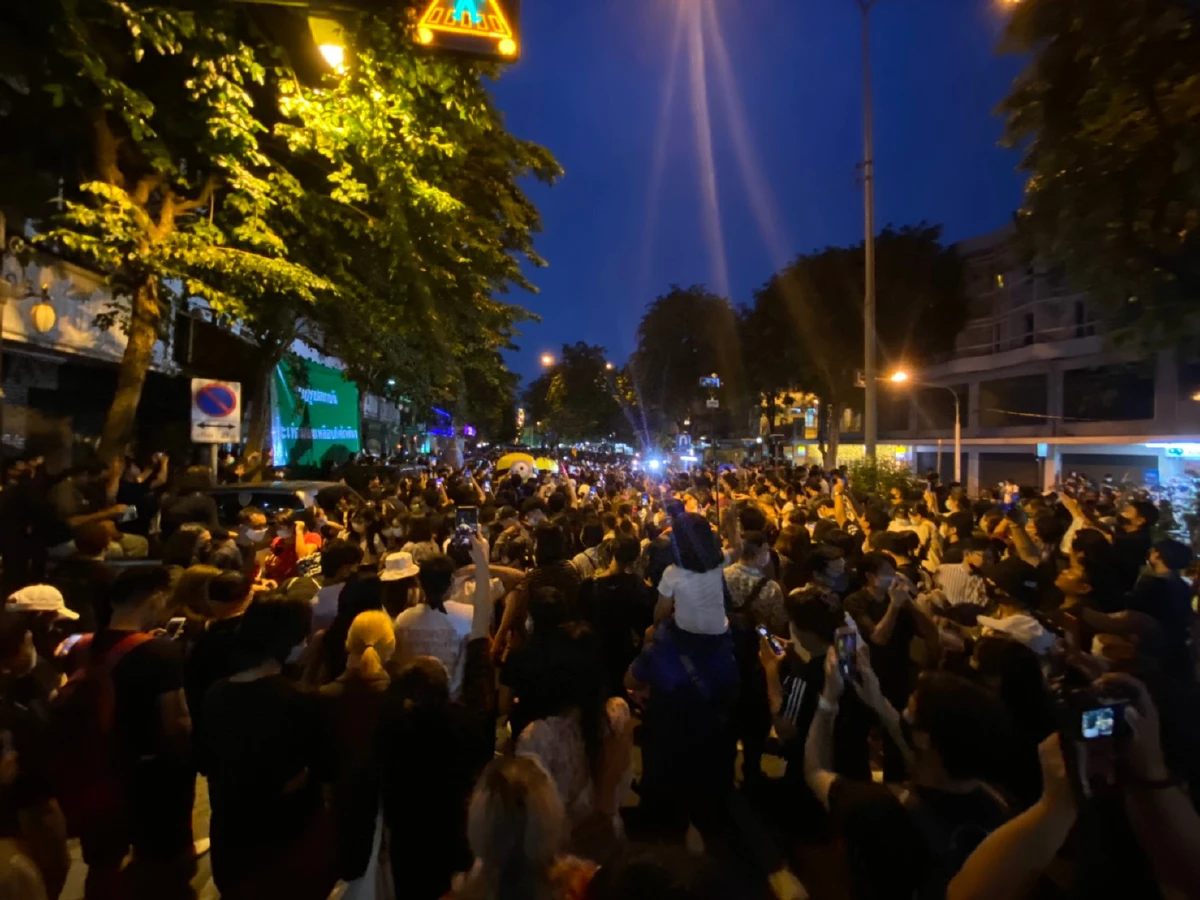 "ม็อบราษฎร"รวมตัวสีลม จัด "รันเวย์ของประชาชน"