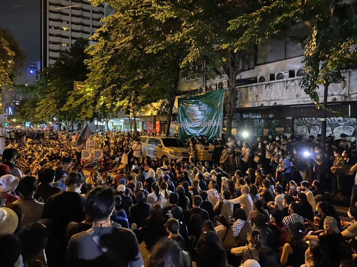 ภาพชุดม็อบราษฎรที่สีลม "โชว์ศิลปะ-แฟชั่นสะท้อนการเมือง"