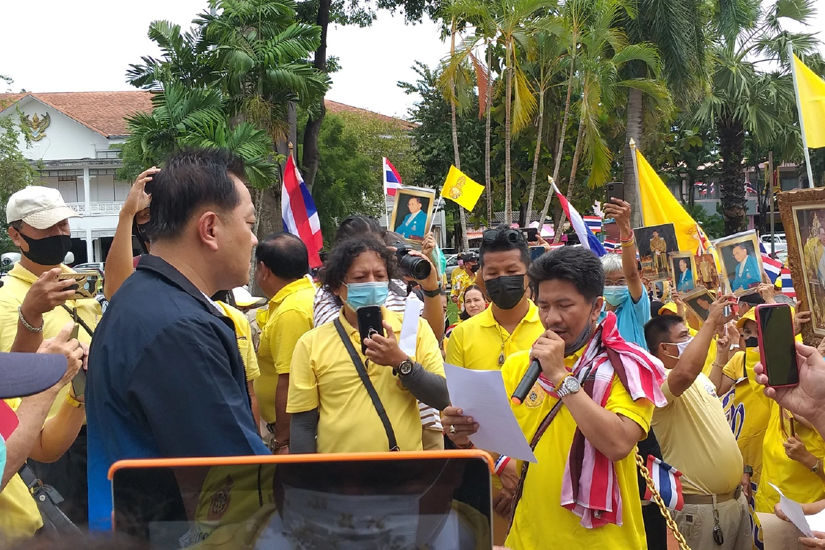 กลุ่มปกป้องสถาบันภูเก็ตจี้รัฐบาลดำเนินคดีม็อบราษฎรเฉียบขาด