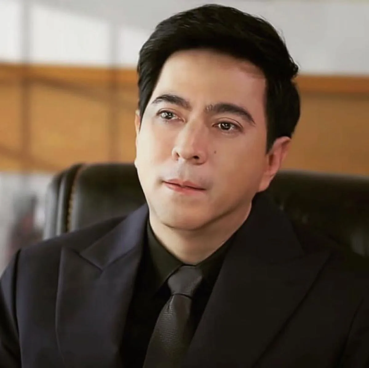 ส่องภาพ น้องแมมโบ้ ลูกชาย แซม ยุรนันท์ หล่อเท่ในมาด CEO สุดเนี๊ยบ