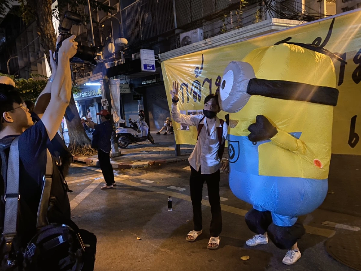 ภาพชุดม็อบราษฎรที่สีลม "โชว์ศิลปะ-แฟชั่นสะท้อนการเมือง"