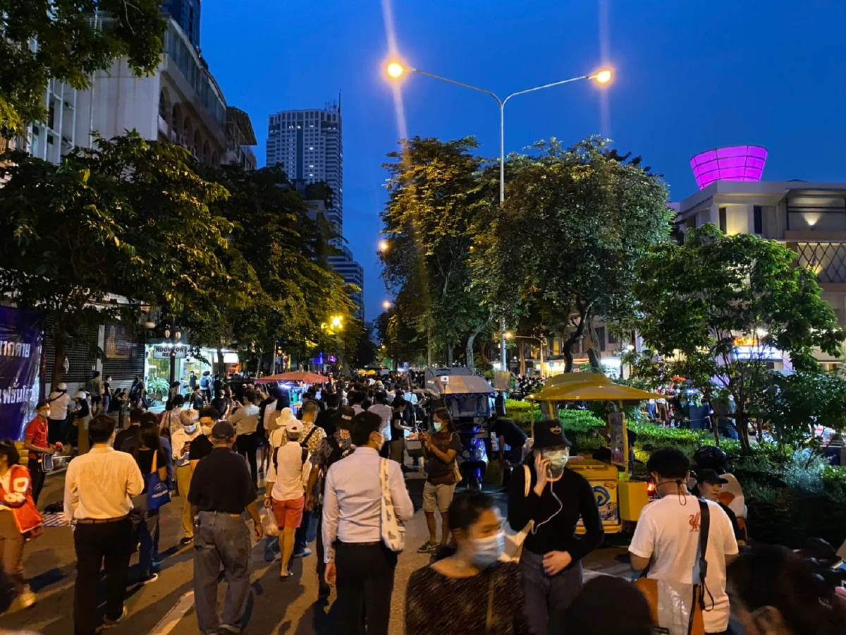 "ม็อบราษฎร"รวมตัวสีลม จัด "รันเวย์ของประชาชน"