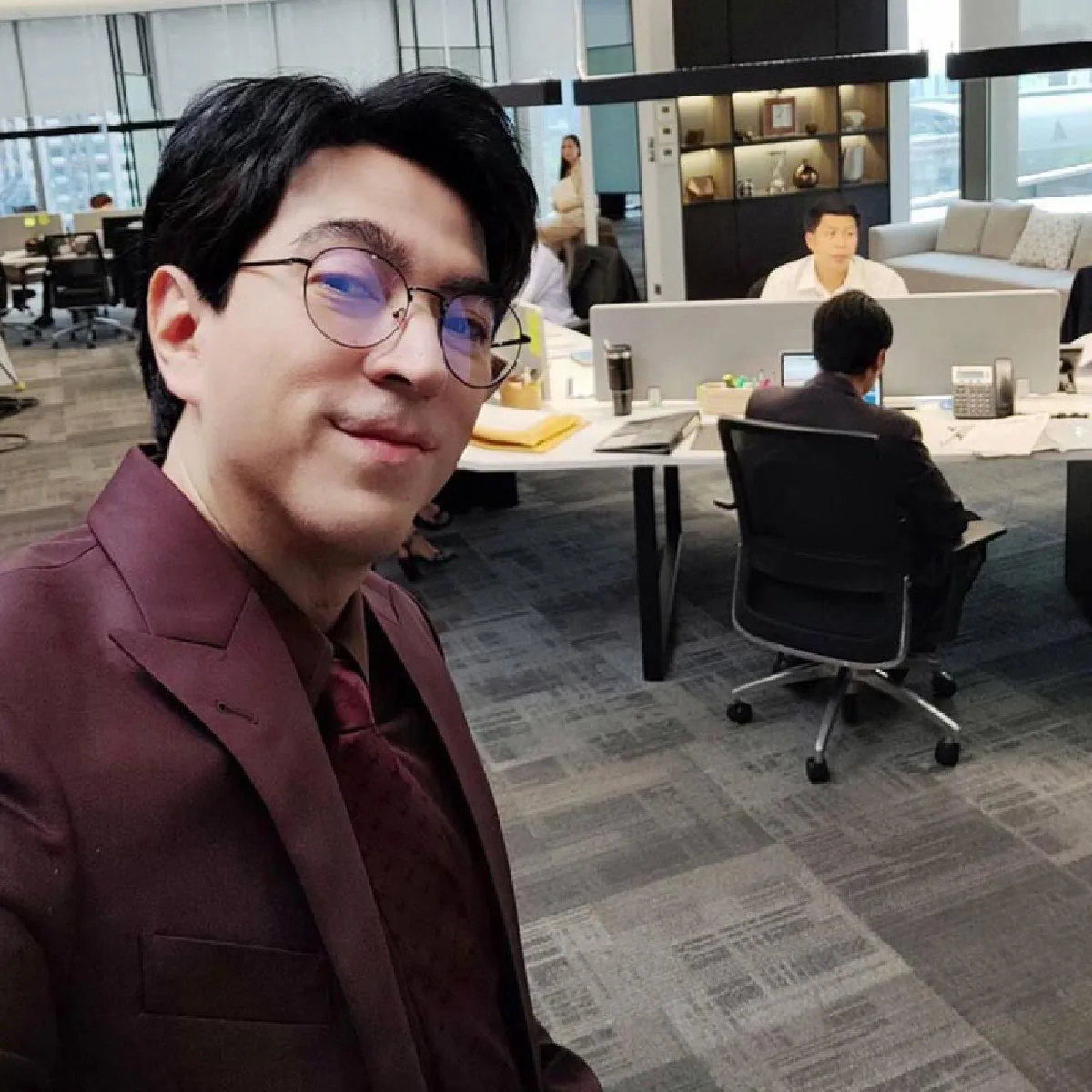 ส่องภาพ น้องแมมโบ้ ลูกชาย แซม ยุรนันท์ หล่อเท่ในมาด CEO สุดเนี๊ยบ