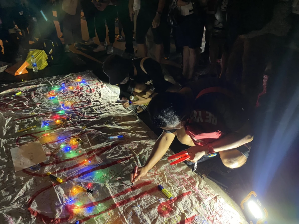 ภาพชุดม็อบราษฎรที่สีลม "โชว์ศิลปะ-แฟชั่นสะท้อนการเมือง"