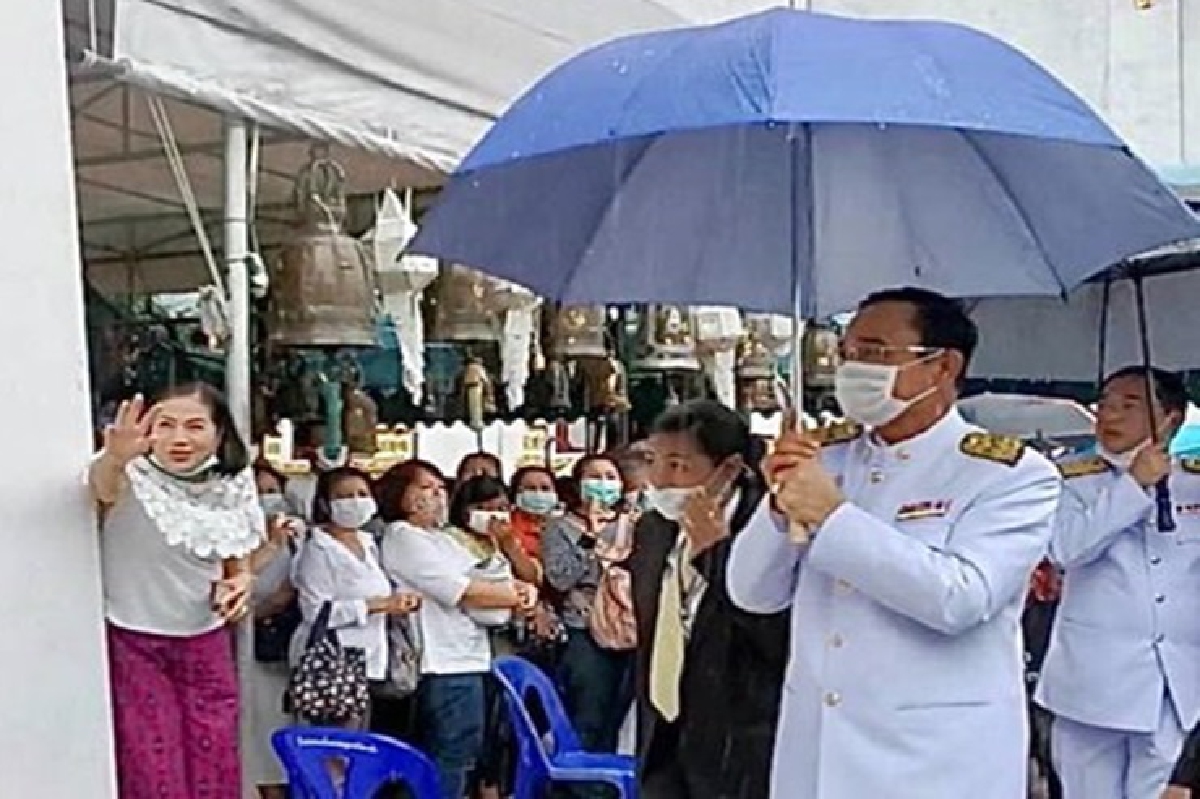 ประชาชนตะโกนให้กำลังใจ"บิ๊กตู่" สู้ๆ อย่ายอมแพ้ ประชาชนตะโกนให้กำลังใจ"บิ๊กตู่" สู้ๆ อย่ายอมแพ้