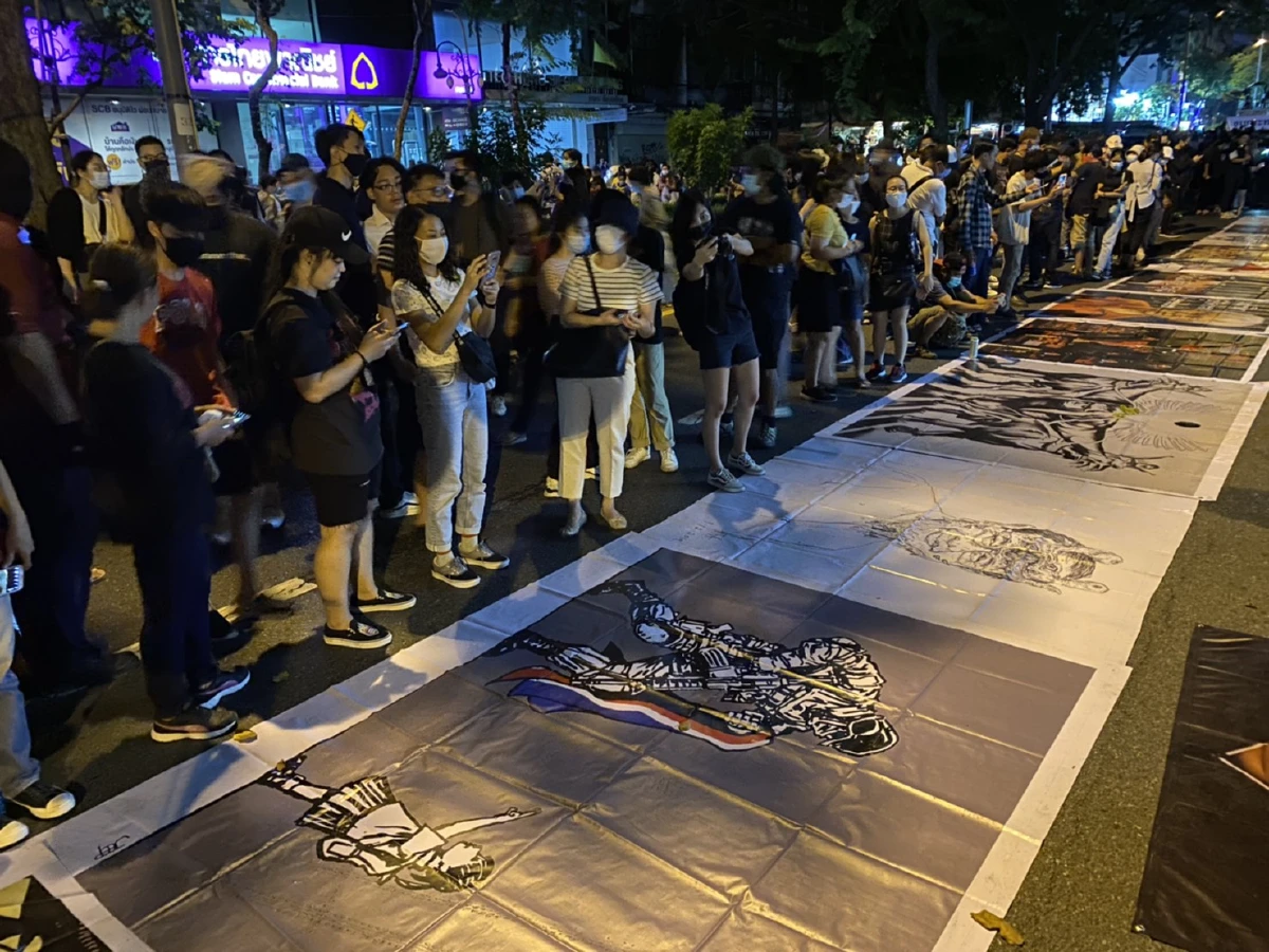 ภาพชุดม็อบราษฎรที่สีลม "โชว์ศิลปะ-แฟชั่นสะท้อนการเมือง"