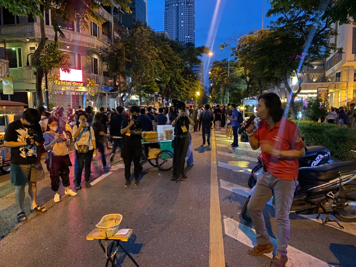 "ม็อบราษฎร"รวมตัวสีลม จัด "รันเวย์ของประชาชน"