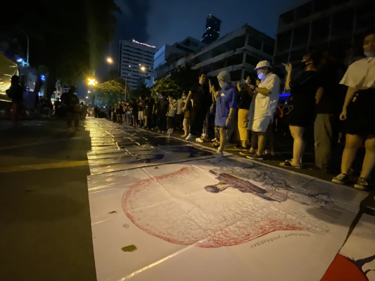 ภาพชุดม็อบราษฎรที่สีลม "โชว์ศิลปะ-แฟชั่นสะท้อนการเมือง"