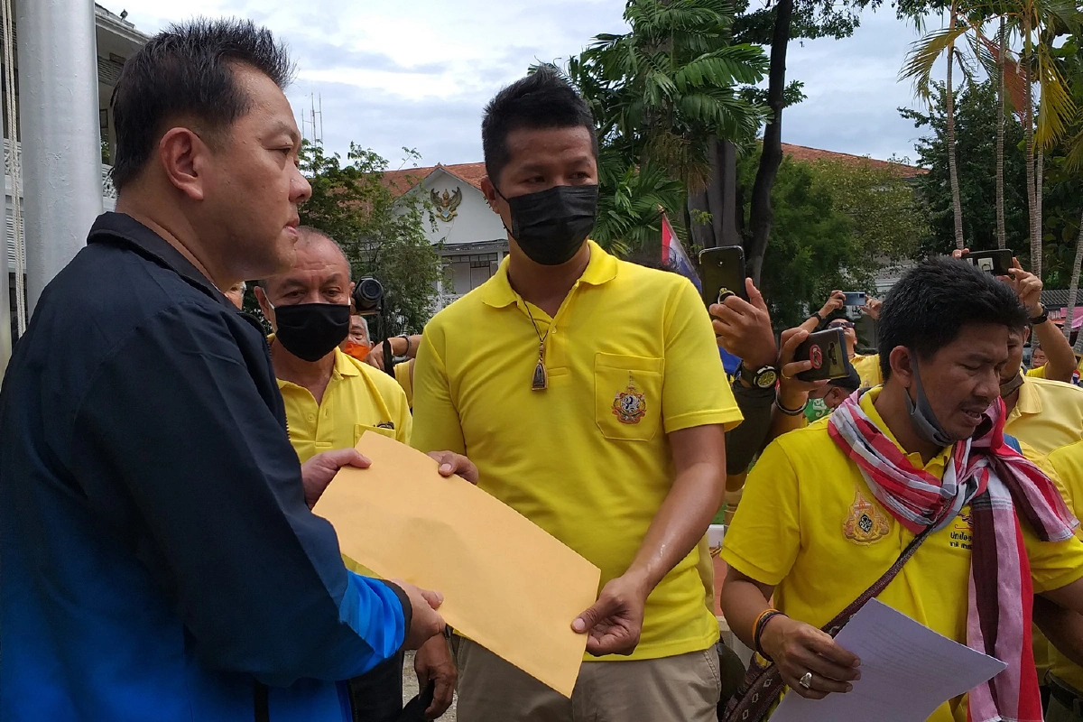 กลุ่มปกป้องสถาบันภูเก็ตจี้รัฐบาลดำเนินคดีม็อบราษฎรเฉียบขาด