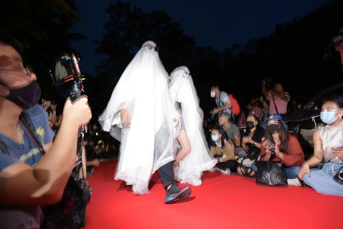 ภาพชุดม็อบราษฎรที่สีลม "โชว์ศิลปะ-แฟชั่นสะท้อนการเมือง"