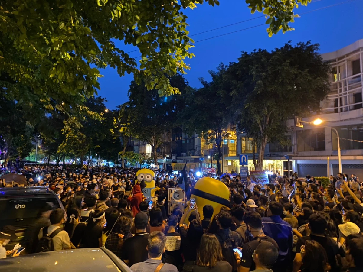 "ม็อบราษฎร"รวมตัวสีลม จัด "รันเวย์ของประชาชน"