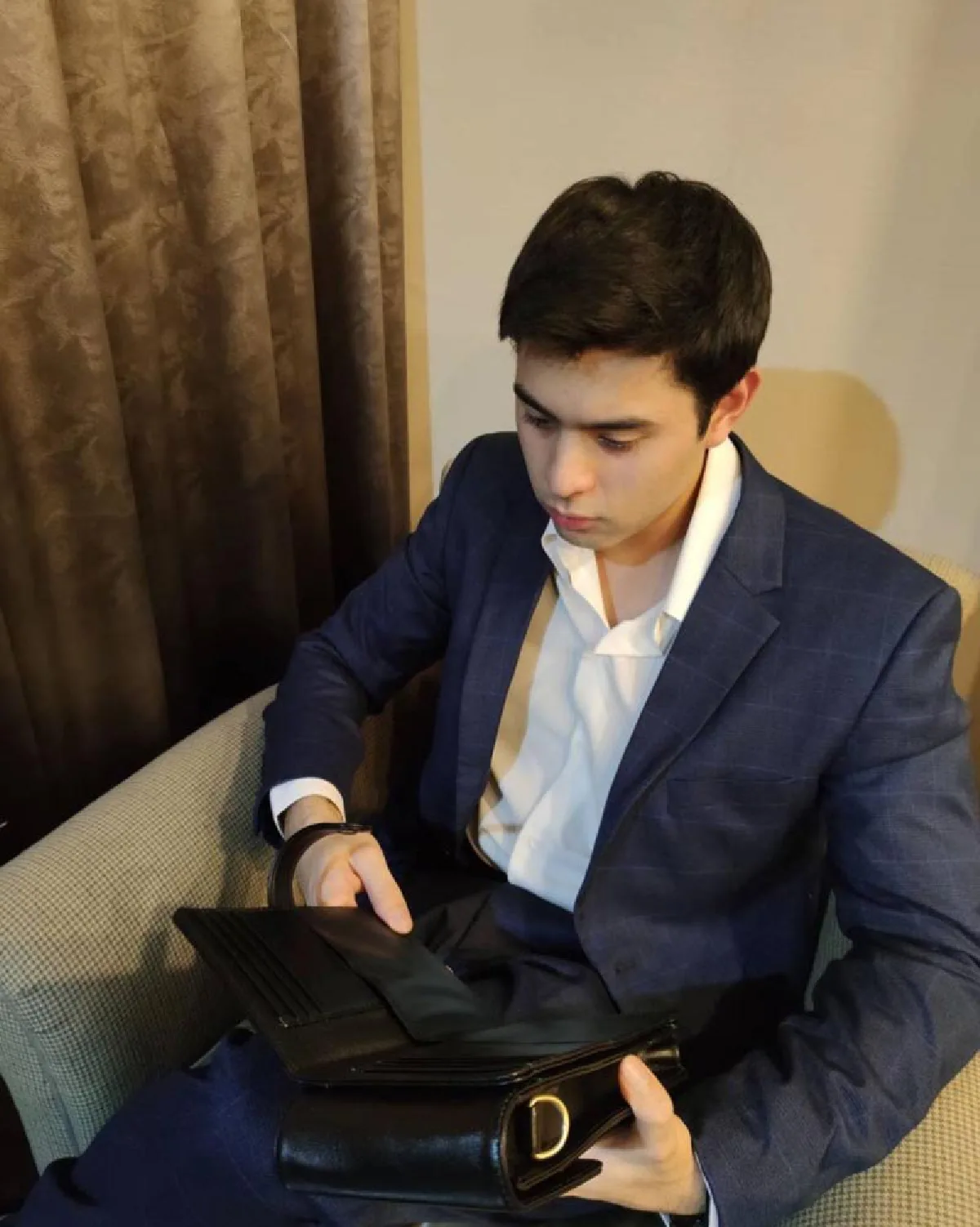 ส่องภาพ น้องแมมโบ้ ลูกชาย แซม ยุรนันท์ หล่อเท่ในมาด CEO สุดเนี๊ยบ