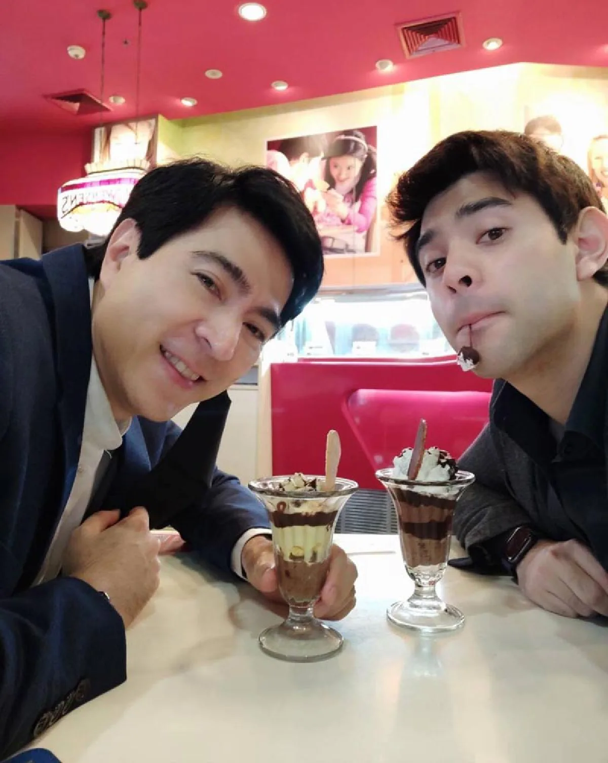 ส่องภาพ น้องแมมโบ้ ลูกชาย แซม ยุรนันท์ หล่อเท่ในมาด CEO สุดเนี๊ยบ