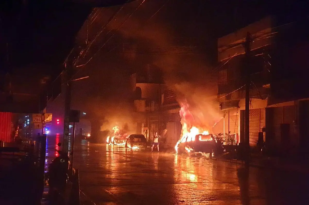 ระทึก! รถบรรทุกน้ำมันชนพ่วง18ล้อ กลางสี่แยกไฟลามบ้าน คนหนีตายจ้าละหวั่น