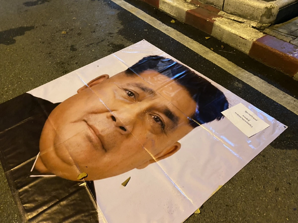 ภาพชุดม็อบราษฎรที่สีลม "โชว์ศิลปะ-แฟชั่นสะท้อนการเมือง"