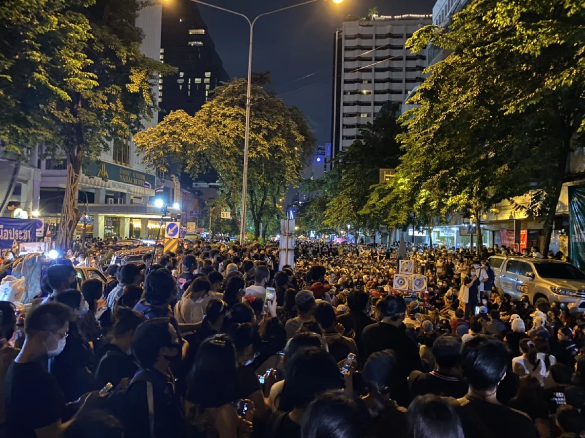 ภาพชุดม็อบราษฎรที่สีลม "โชว์ศิลปะ-แฟชั่นสะท้อนการเมือง"