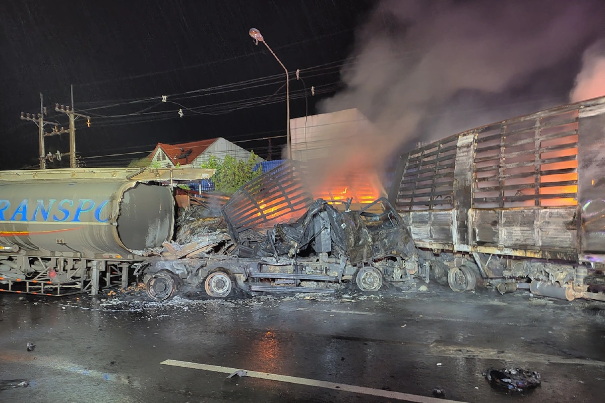 ระทึก! รถบรรทุกน้ำมันชนพ่วง18ล้อ กลางสี่แยกไฟลามบ้าน คนหนีตายจ้าละหวั่น