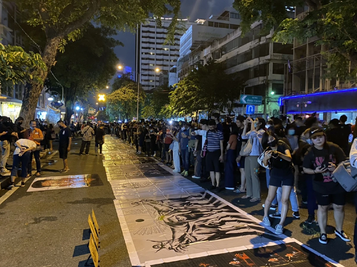 ภาพชุดม็อบราษฎรที่สีลม "โชว์ศิลปะ-แฟชั่นสะท้อนการเมือง"