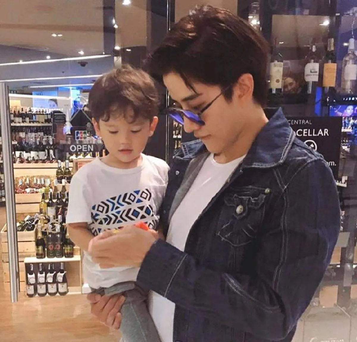 ไมค์ พิรัชต์ ซื้อนาฬิกามือถือให้ น้องแม็กเวลล์ งานนี้ลูกโทรหาทุก 5 นาที