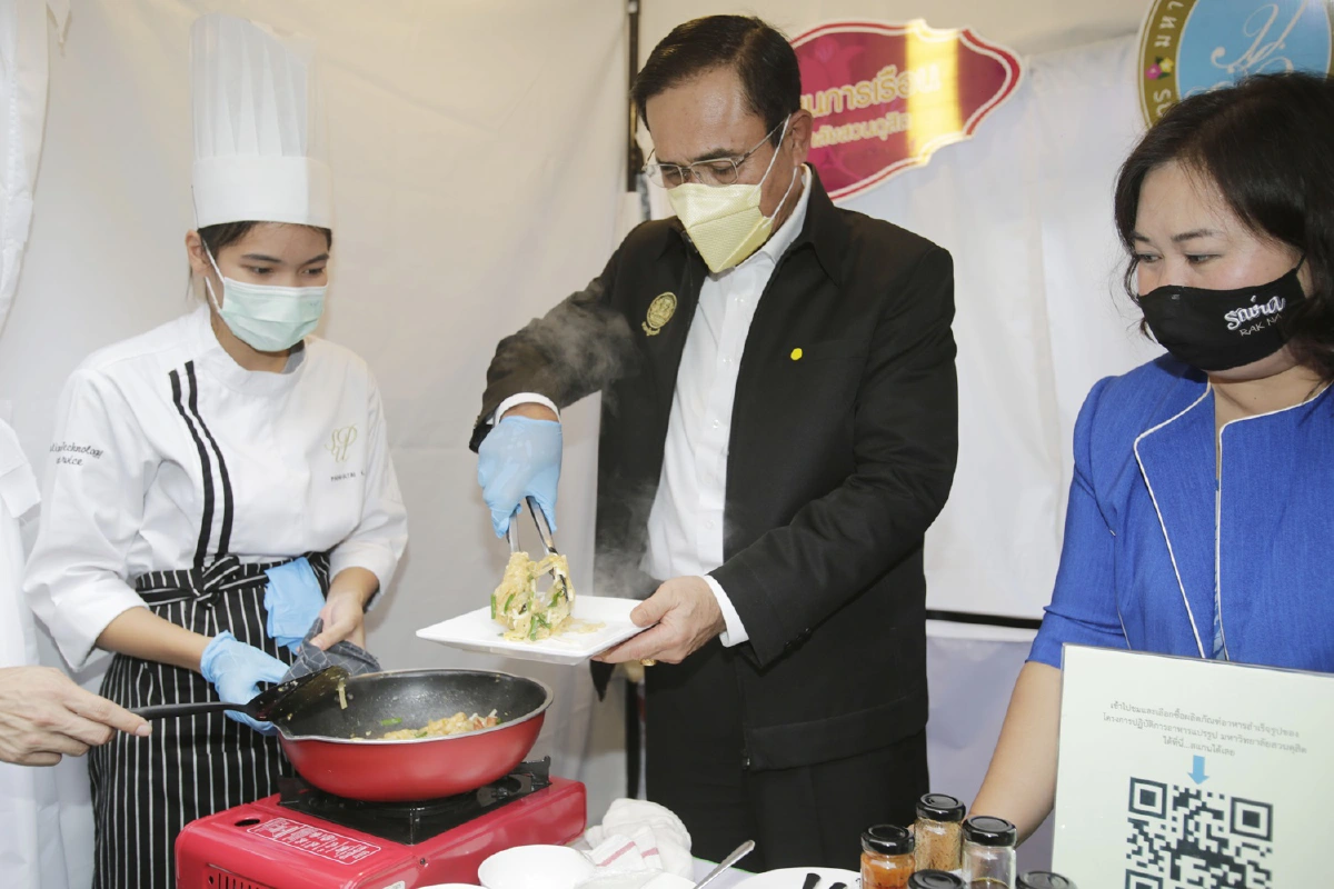 "บิ๊กตู่"เปิดงานสวัสดีข้าวสาร ผู้ประกอบการชูป้าย"นายกสู้ๆ"