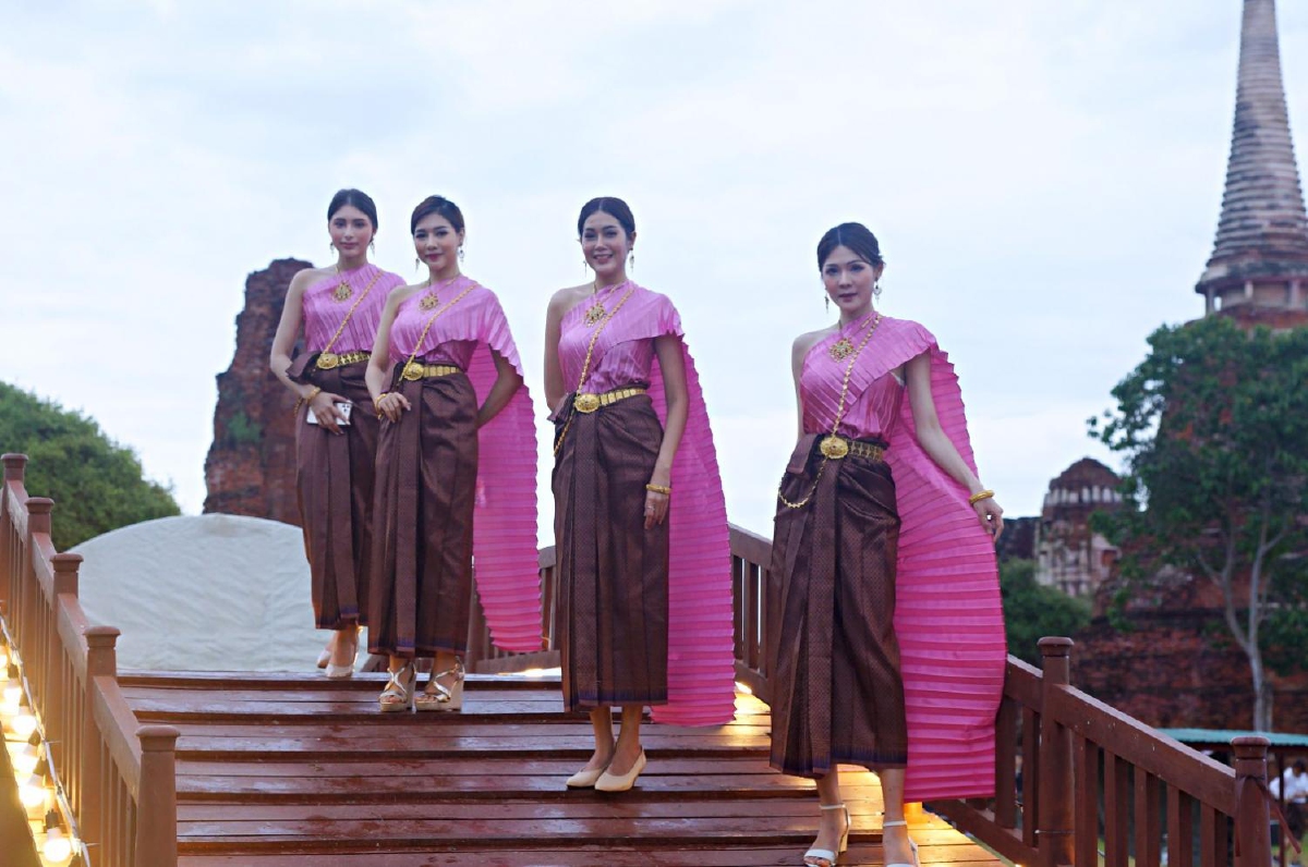 แต่งชุดไทยไปลอยกระทงกรุงเก่า ณ วัดมหาธาตุ อุทยานประวัติศาสตร์พระนครศรีอยุธยา แต่งชุดไทยไปลอยกระทงกรุงเก่า ณ วัดมหาธาตุ อุทยานประวัติศาสตร์พระนครศรีอยุธยา