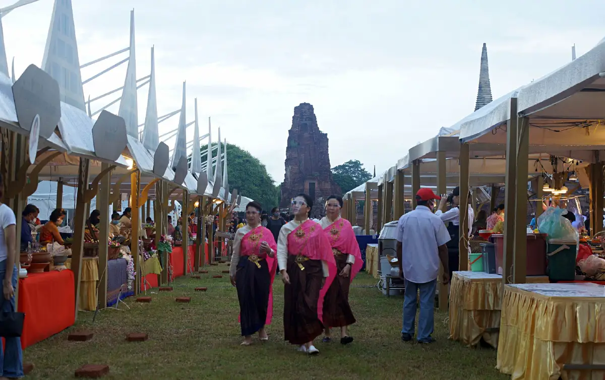 แต่งชุดไทยไปลอยกระทงกรุงเก่า ณ วัดมหาธาตุ อุทยานประวัติศาสตร์พระนครศรีอยุธยา