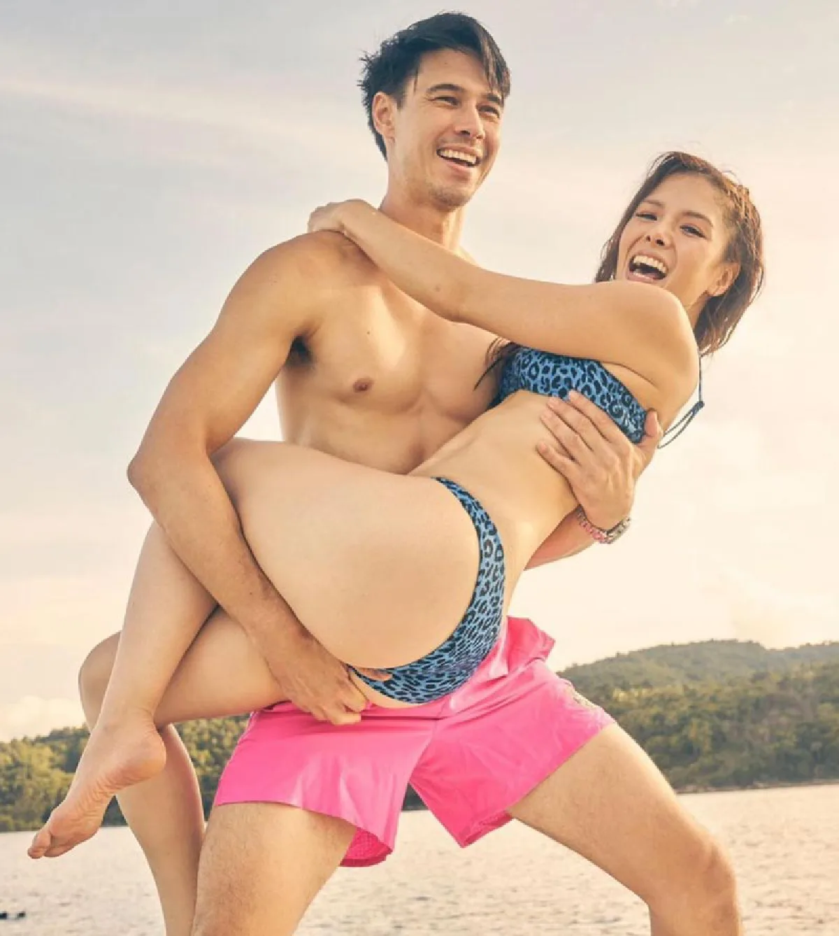 ลูกสามมาแน่! ลีเดีย-แมทธิว หวานแนบชิดริมทะเลสมุย