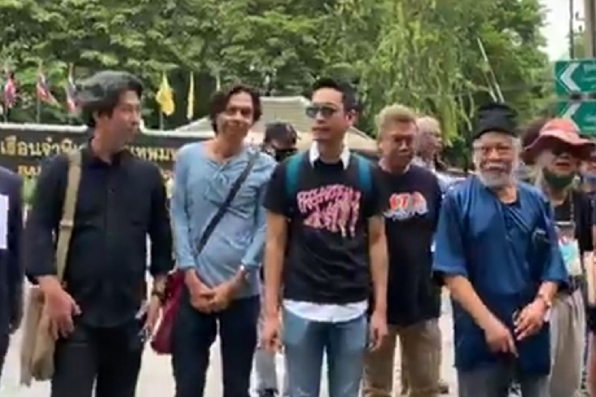 กลุ่มนักเขียน-ศิลปิน จัดกิจกรรมหน้าเรือนจำพิเศษ จี้ ปล่อยตัวแกนนำม็อบ กลุ่มนักเขียน-ศิลปิน จัดกิจกรรมหน้าเรือนจำพิเศษ จี้ ปล่อยตัวแกนนำม็อบ