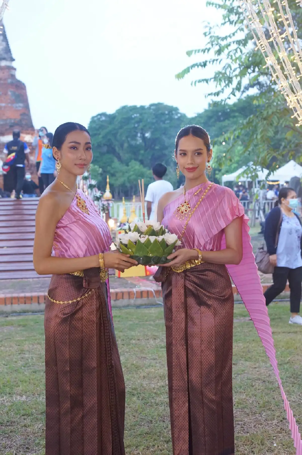 แต่งชุดไทยไปลอยกระทงกรุงเก่า ณ วัดมหาธาตุ อุทยานประวัติศาสตร์พระนครศรีอยุธยา