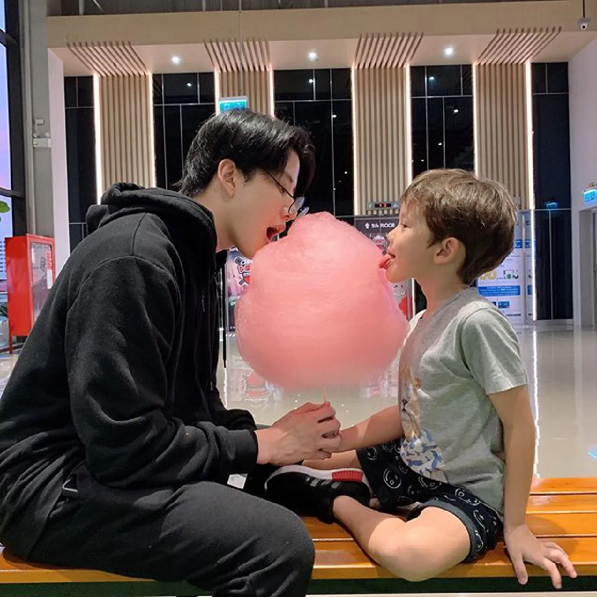 ไมค์ พิรัชต์ ซื้อนาฬิกามือถือให้ น้องแม็กเวลล์ งานนี้ลูกโทรหาทุก 5 นาที