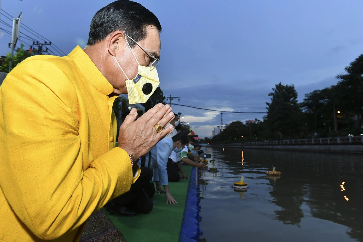    "บิ๊กตู่"ลอยกระทงอธิษฐานประเทศสงบสุข