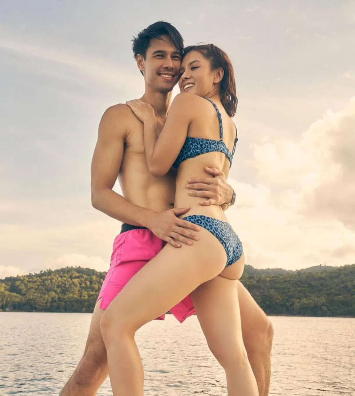 ลูกสามมาแน่! ลีเดีย-แมทธิว หวานแนบชิดริมทะเลสมุย