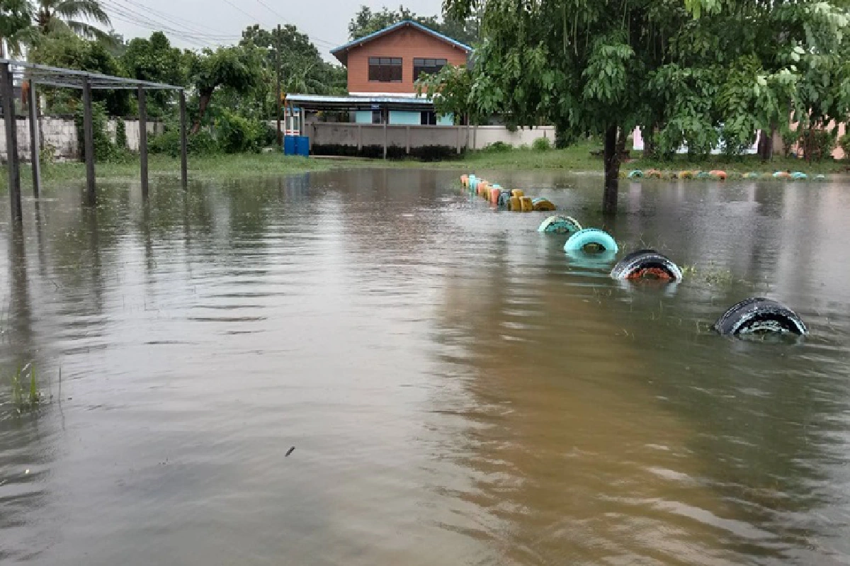 โคราชอ่วม! น้ำมูลเพิ่มสูง ทะลักท่วมบ้านเรือนในโนนสูง