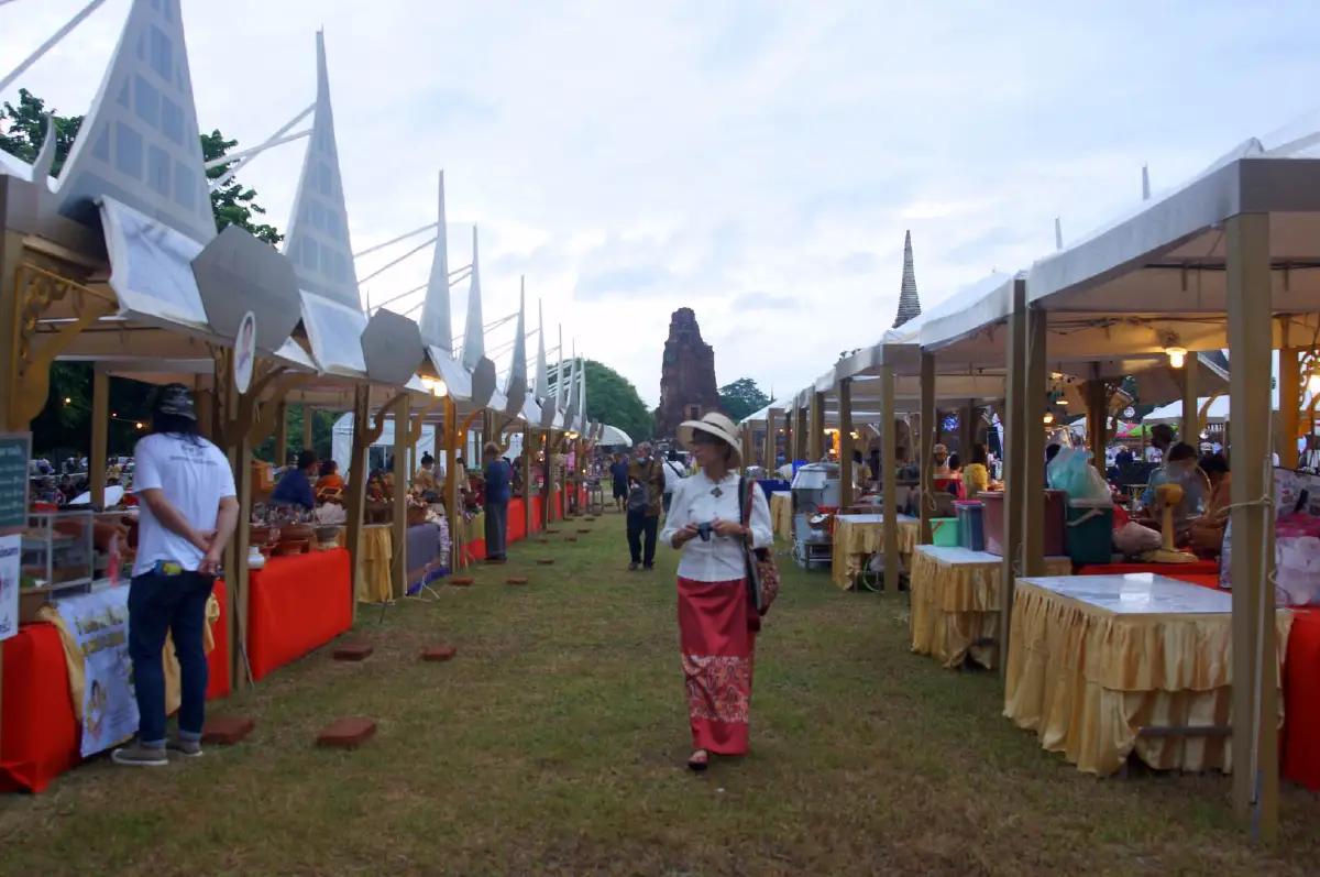 แต่งชุดไทยไปลอยกระทงกรุงเก่า ณ วัดมหาธาตุ อุทยานประวัติศาสตร์พระนครศรีอยุธยา