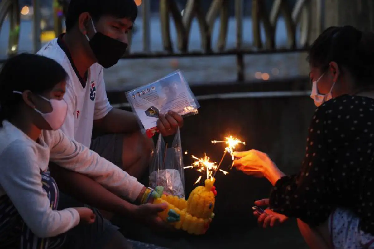 รวมภาพลอยกระทง63 กรุงเทพฯคึกตรงกับคืนฮาโลวีน