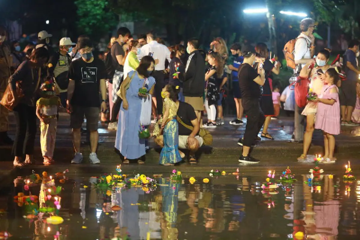 รวมภาพลอยกระทง63 กรุงเทพฯคึกตรงกับคืนฮาโลวีน