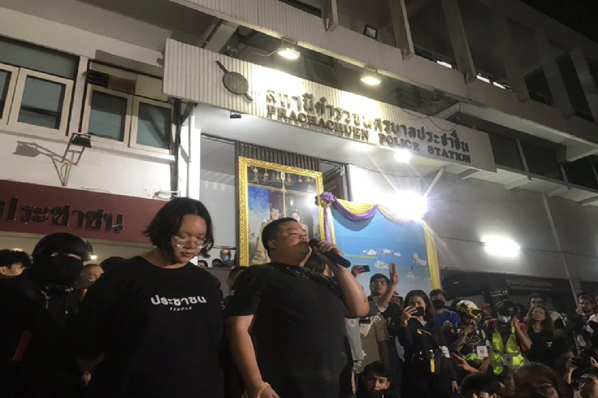 ส่งตัว"เพนกวิน-รุ้ง"เข้ารพ.หลังสอบสวนเสร็จ ตร.อยุธยายื่นขอฝากขังต่อ