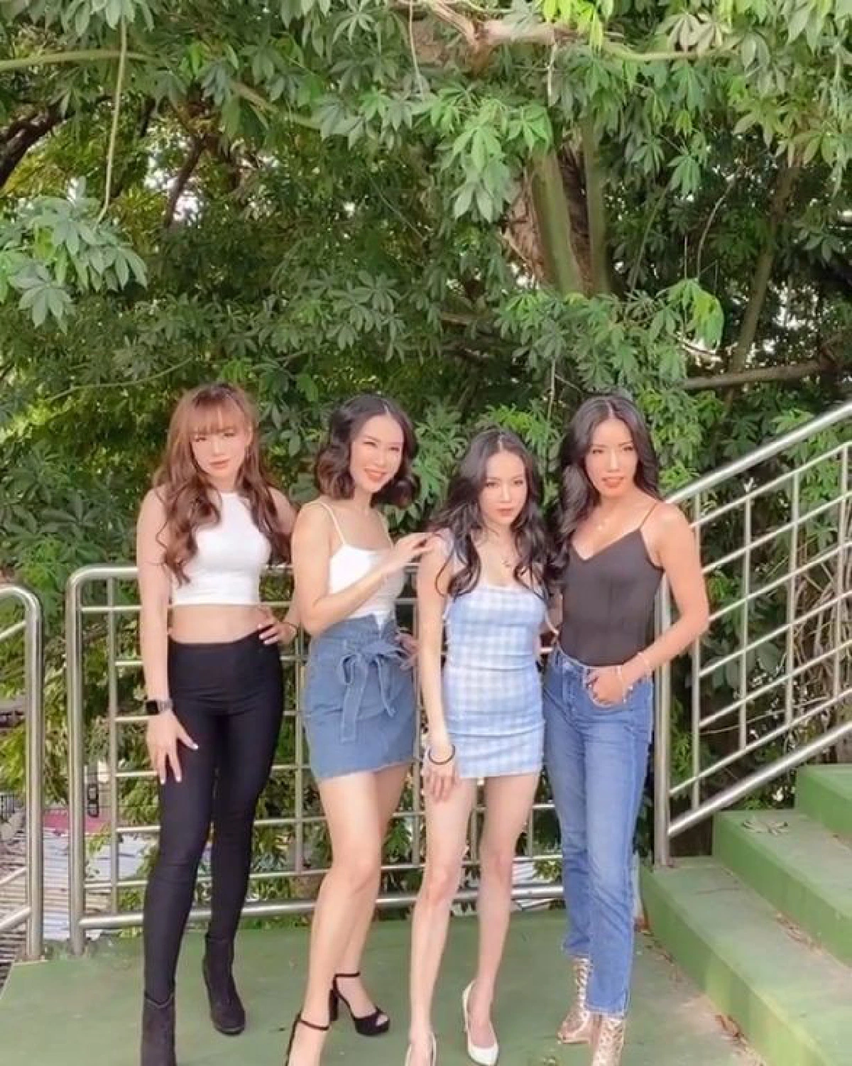 4 สาว เกิร์ลลี่เบอร์รี่ รวมตัวเดินสับขาสุดปัง ยังสวยแซ่บมาก (คลิป)