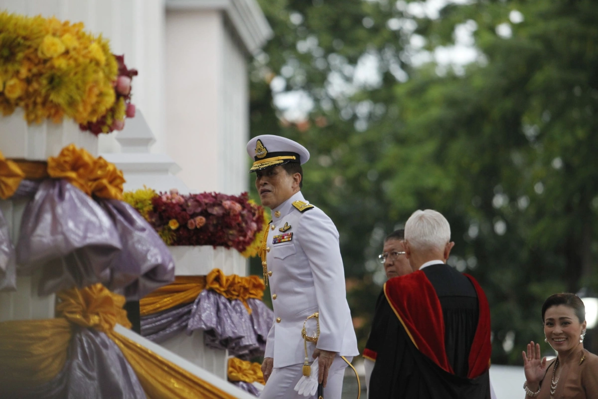ในหลวง-พระราชินีโบกพระหัตถ์ แย้มพระสรวล เสด็จงานพระราชทานปริญญาบัตร มธ.