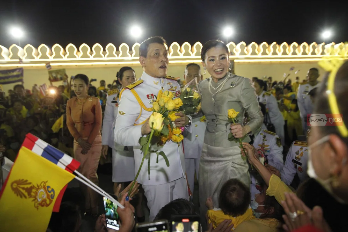 "ในหลวง-พระราชินี"ทรงพระดำเนินทักทายประชาชนที่มาเฝ้าฯรับเสด็จฯ