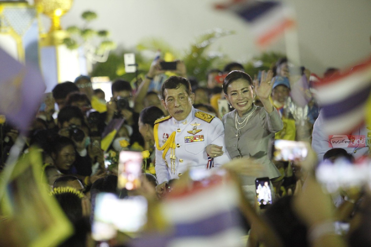"ในหลวง-พระราชินี"ทรงพระดำเนินทักทายประชาชนที่มาเฝ้าฯรับเสด็จฯ "ในหลวง-พระราชินี"ทรงพระดำเนินทักทายประชาชนที่มาเฝ้าฯรับเสด็จฯ