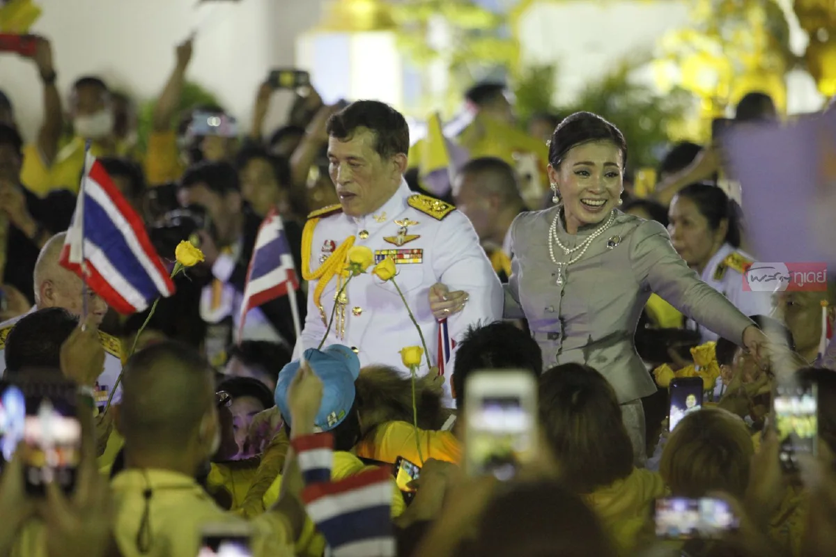 "ในหลวง-พระราชินี"ทรงพระดำเนินทักทายประชาชนที่มาเฝ้าฯรับเสด็จฯ