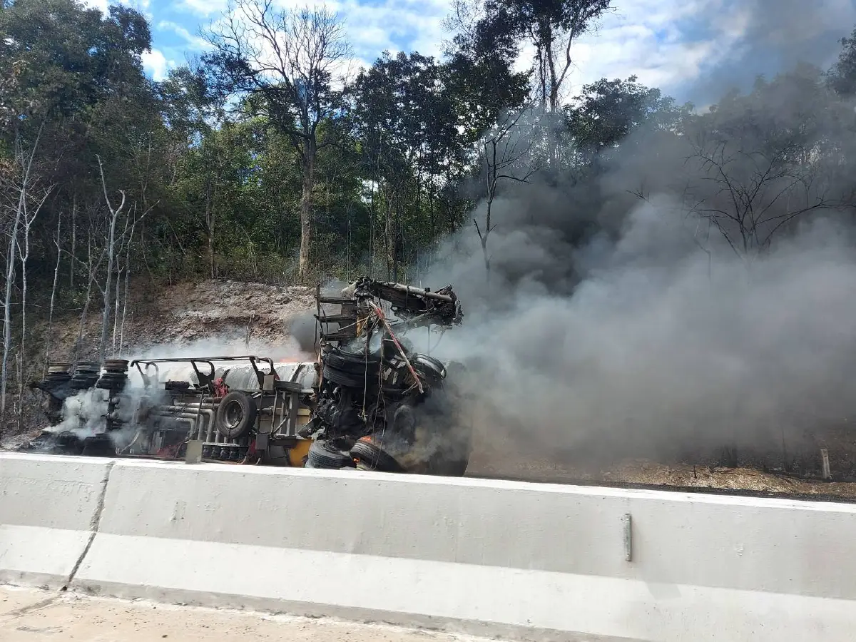 รถน้ำมันคว่ำไฟลุกไหม้ ใกล้ตลาดขุนตาล จ.ลำพูน