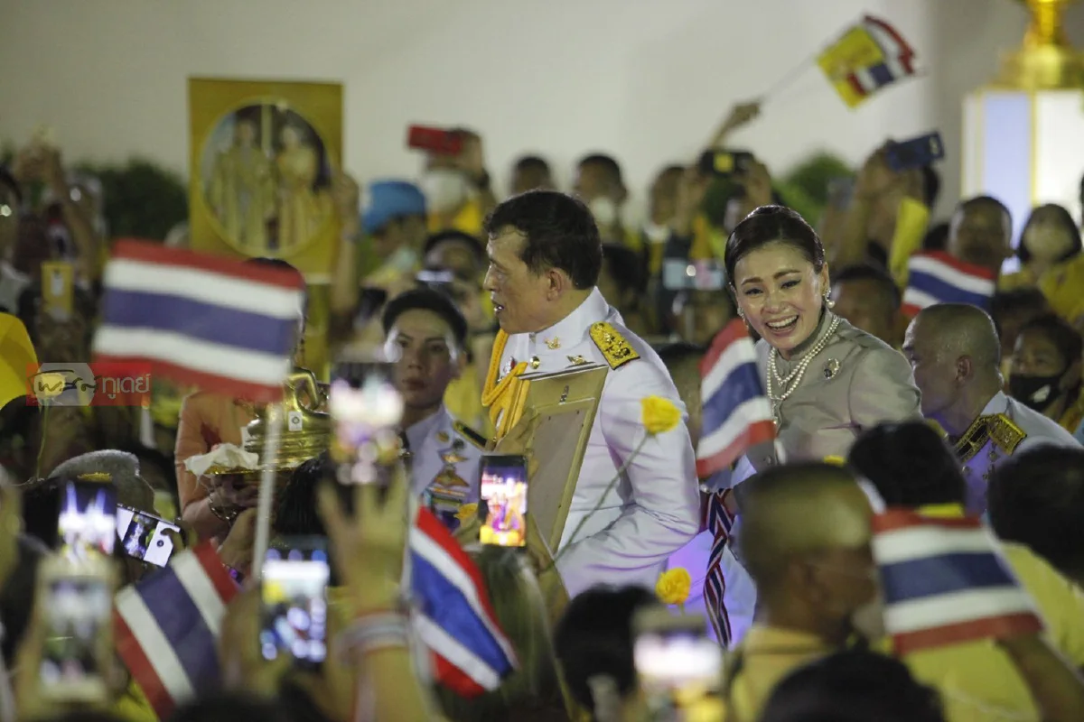 "ในหลวง-พระราชินี"ทรงพระดำเนินทักทายประชาชนที่มาเฝ้าฯรับเสด็จฯ