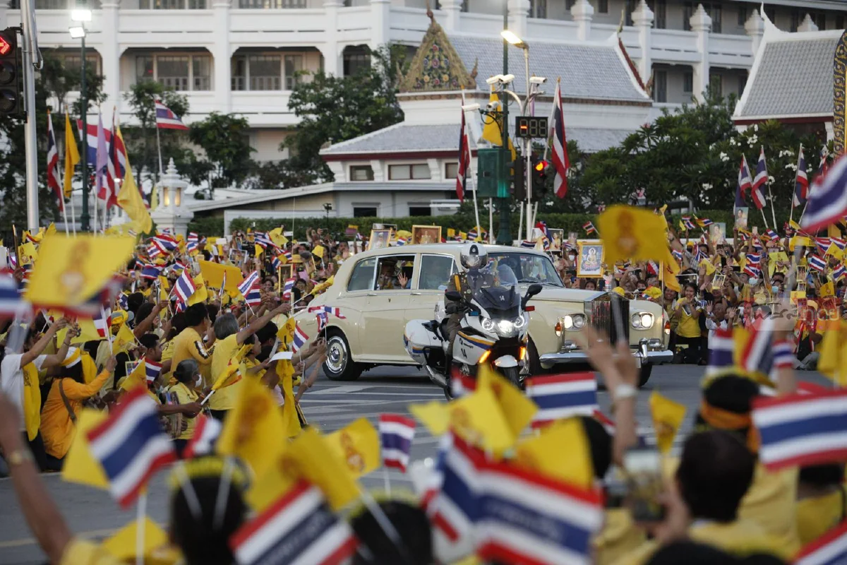 "ในหลวง-พระราชินี" เสด็จฯทรงเปลี่ยนเครื่องทรงพระแก้วมรกต ประชาชนเฝ้าฯเนืองแน่น