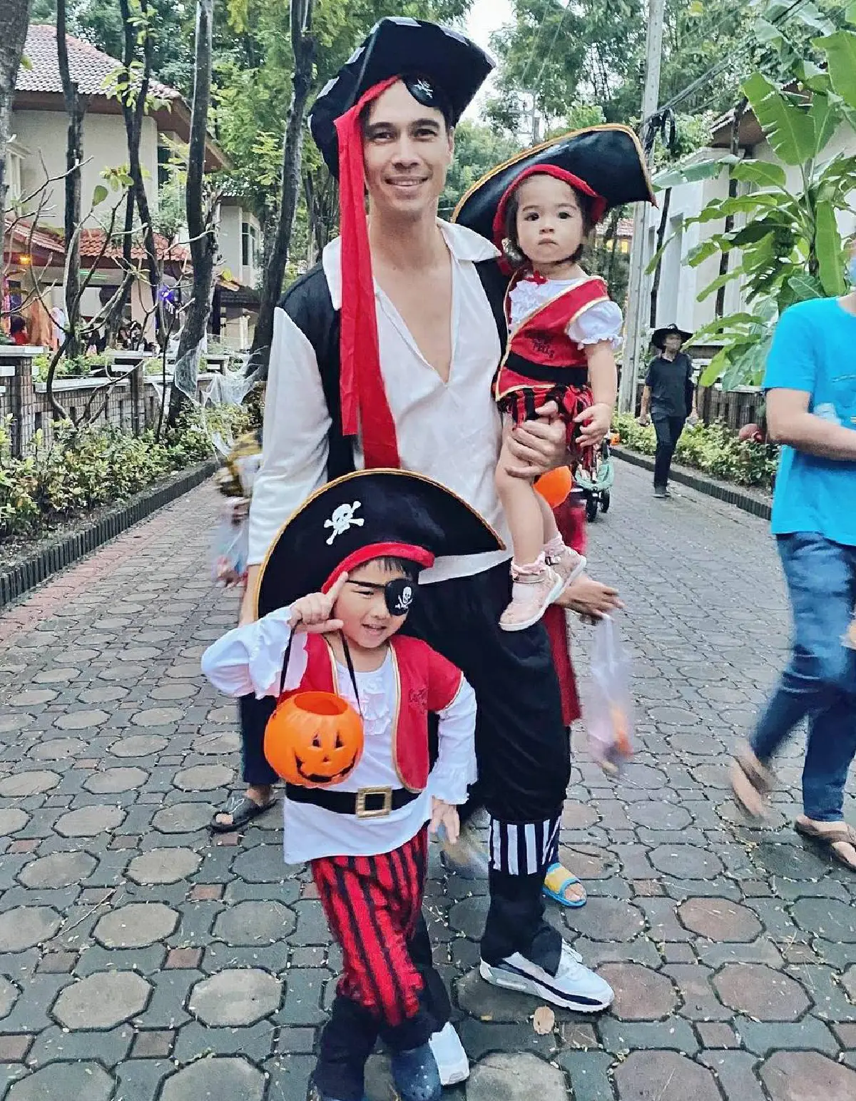   เก็บตกแฟชั่นวันฮาโลวีนของเหล่าคนดังที่ตัดหนักจัดเต็มประชันกันสุดฤทธิ์ 