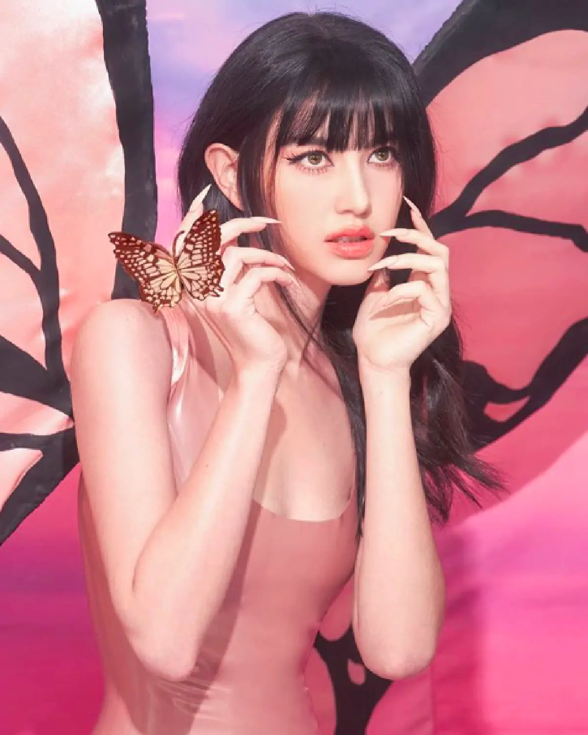 “ใหม่ ดาวิกา" สวมชุดลาเท็กซ์รัดรูปในตำนาน อวดหุ่นปัง “เต๋อ ฉันทวิชช์" ถึงกับร้อง