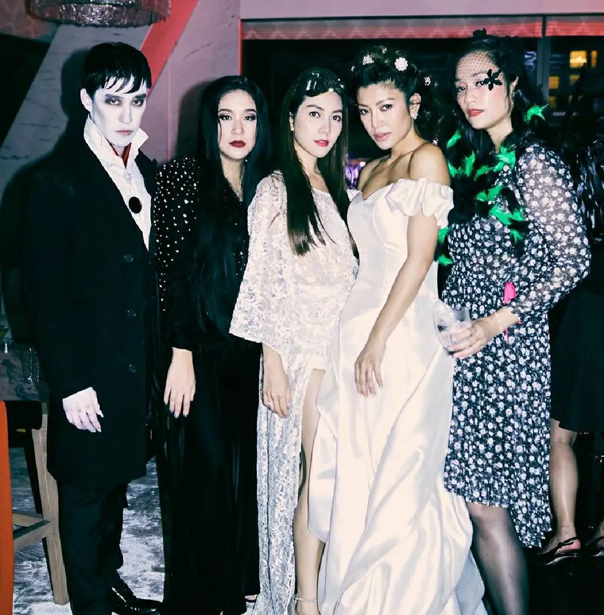   เก็บตกแฟชั่นวันฮาโลวีนของเหล่าคนดังที่ตัดหนักจัดเต็มประชันกันสุดฤทธิ์ 