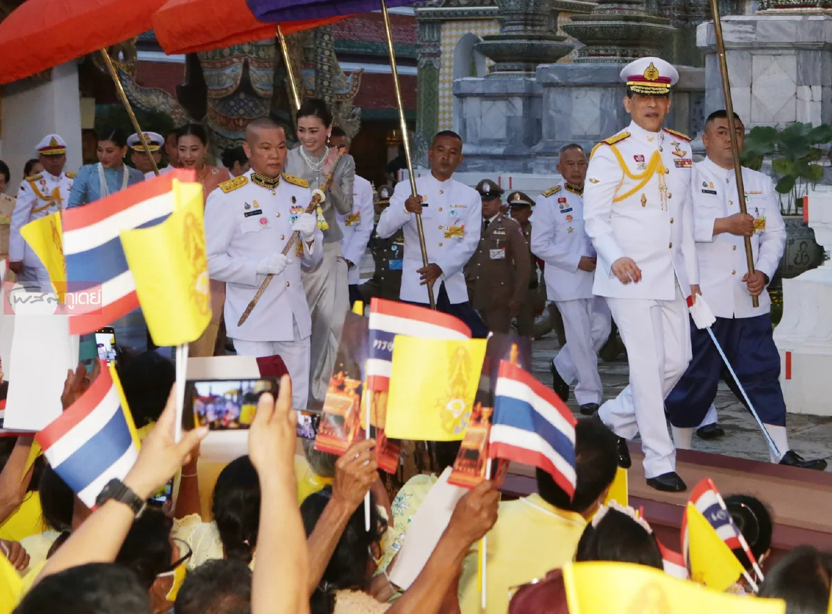"ในหลวง-พระราชินี" เสด็จฯทรงเปลี่ยนเครื่องทรงพระแก้วมรกต ประชาชนเฝ้าฯเนืองแน่น